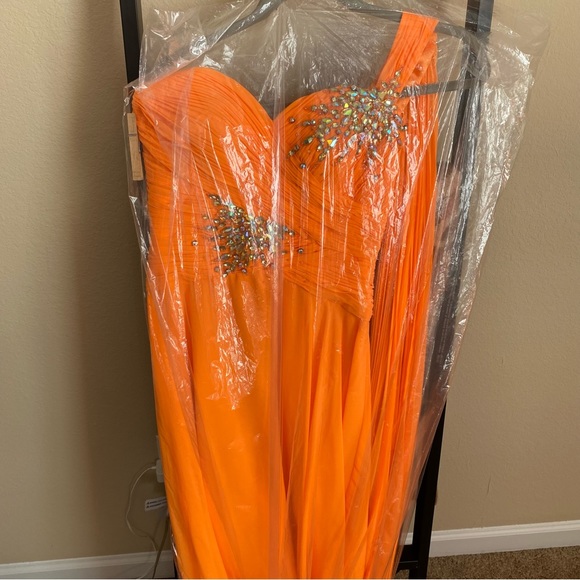 Tony Bowls Evenings Women’s One Shoulder Gown Dress - Picture 9 of 9